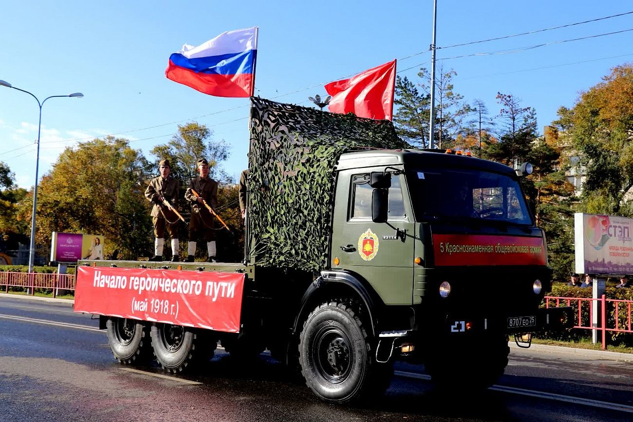 Легендарная и непобедимая: шествие 5-й Армии прошло в Уссурийске |  16.10.2021 | Уссурийск - БезФормата